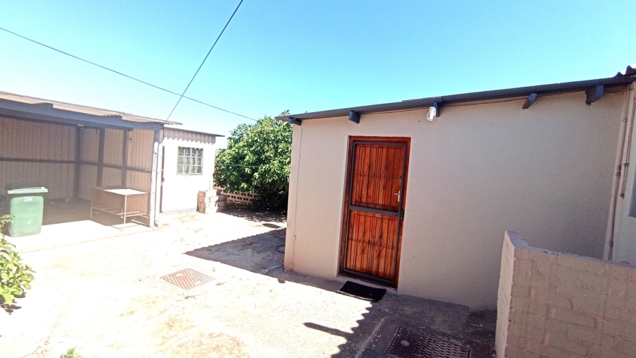 2 Bedroom Property for Sale in Louwville Western Cape